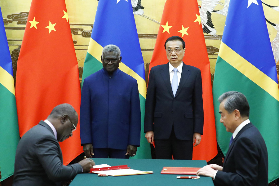 Il ministro degli Esteri delle Isole Solomone Jeremiah Manele, il primo ministro Manasseh Sogavare, il premier cinese Li Keqiang e il ministro degli esteri cinese Wang Yi insieme a Pechino, nel 2019. 