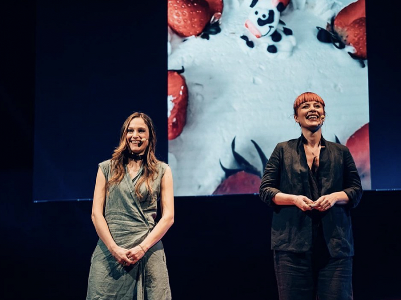 Francesca Fiore e Sarah Malnerich, alias Mammedimerda, autrici del libro "Non farcela come stile di vita" (Feltrinelli), al TedxRovigo,