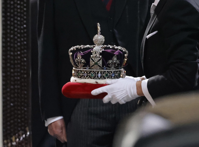 Londra (Regno Unito). La corona imperiale di Stato viene portata alla Camera dei Lord, nel Palazzo di Westminster, per la cerimonia di apertura del Parlamento. Per la prima volta dal 1963 la Regina Elisabetta non ha partecipato: il principe Carlo ha letto il discorso inaugurale al posto suo.