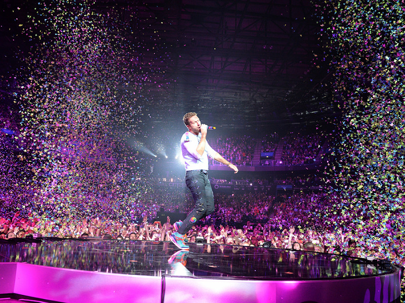 Chris Martin, leader dei Coldplay, in concerto ad Amburgo.
