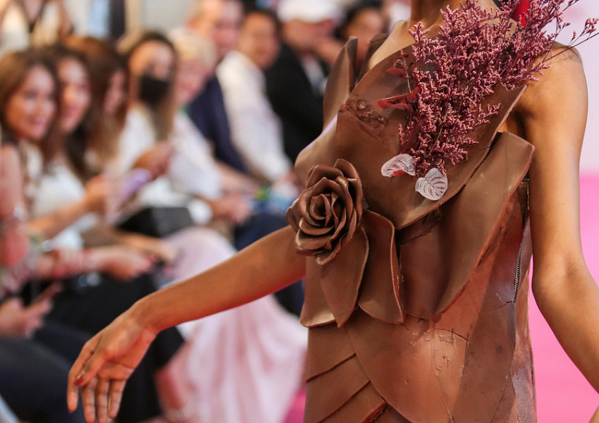 Dubai (Emirati Arabi Uniti). Una modella sfila indossando un abito con un fiore di cioccolato durante la prima sfilata di moda del 'Et De la Patisserie Dubai Chocolate Salon' (Salon Du Chocolat) presso le 'Galeries Lafayette - The Dubai Mall', un evento dedicato a chi ha la passione per il cioccolato e la pasticceria (EPA/ALI HAIDER)