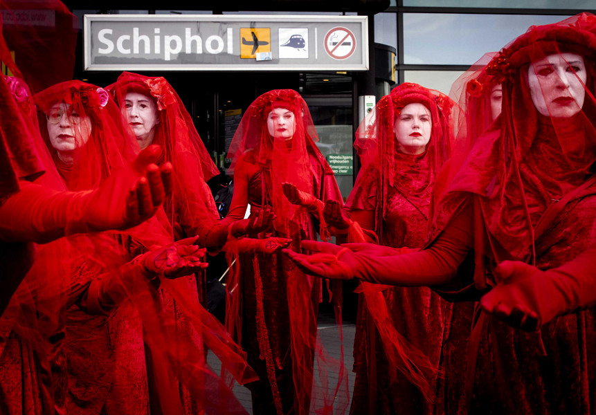 Amsterdam (Olanda). Attivisti ambientali e residenti nei dintorni degli aeroporti dei Paesi Bassi si sono ritrovati il 14 maggio a Schiphol per protestare contro le sempre più gravi ripercussioni del traffico aereo