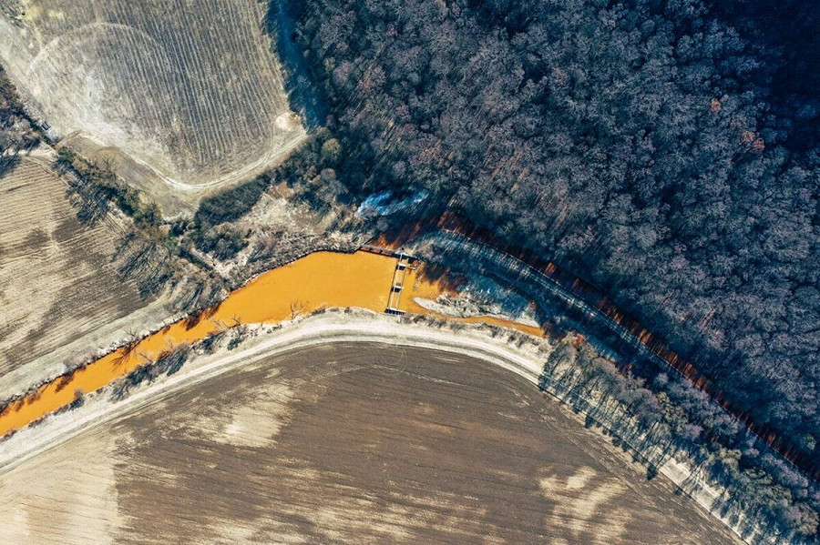 Il fiume Slana, diventato arancione a causa della contaminazione da ferro