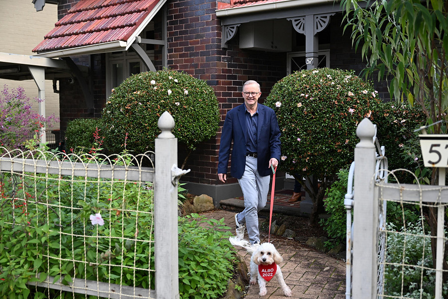 Il primo ministro australiano, Anthony Albanese, lascia la sua casa di Sydney per una passeggiata con il cane Toto