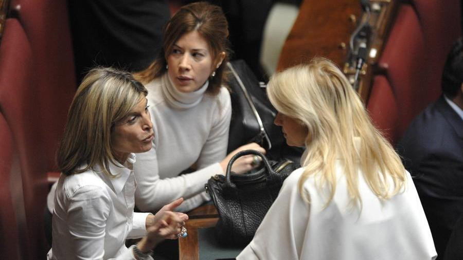 Nel "lontano" 2014 tre deputate protestano vestite di bianco per le quote rosa: Laura Ravetto, Gabrielle Giammanco e Giuseppina Castiello 