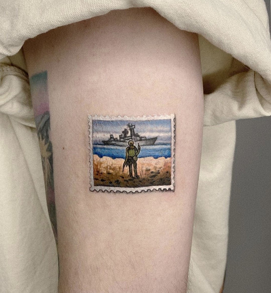 Kyiv (Ucraina). Gli ucraini hanno iniziato a tatuarsi immagini che raffigurano un francobollo con un soldato ucraino che recita "nave da guerra russa, vai a farti fo**ere". Un'iniziativa nata per raccogliere fondi per i militari, nel bel mezzo dell'invasione russa