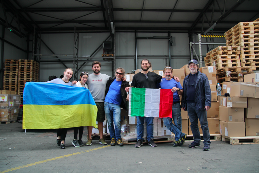 I volontari dell'associazione Santa Francesca Cabrini di Lodi al confine tra Polonia e Ucraina. 