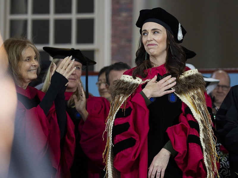 La prima ministra neozelandese Jacinda Adern all'università di Harvard.