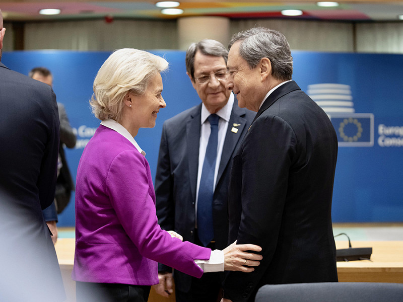 Ursula Von der Leyen e Mario Draghi al vertice di Bruxelles, il 30 maggio.