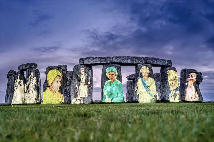 Amesbury (Regno Unito). La regina Elisabetta proiettata sulle pietre di Stonehenge per celebrare il suo Giubileo di platino: una foto per ogni decennio del suo regno. 