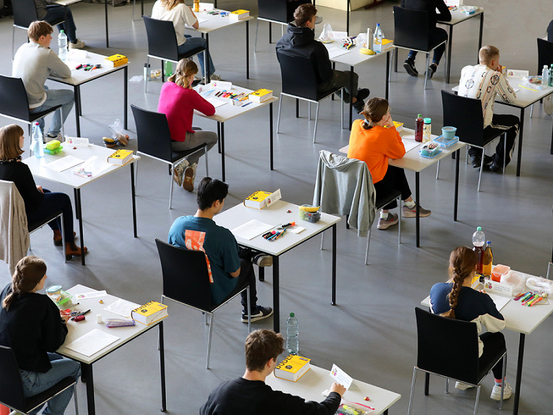 Studenti tedeschi durante una prova scritta per l'esame di maturità lo scorso aprile