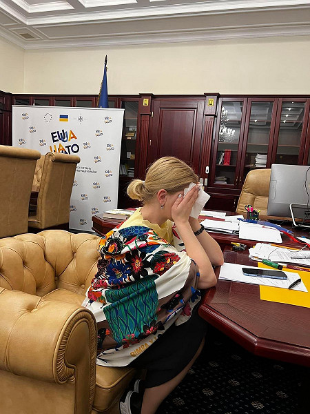 Olga Stefanishyna, vice Prima Ministra per l’integrazione Europea ed Euro-Atlantica dell’Ucraina, piange per la gioia: il suo Paese ha ottenuto lo status di candidato per entrare nell'Unione europea