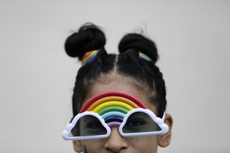 Panama (Panama). I colori della bandiera arcobaleno sugli occhiali di una partecipante alla parata del Pride.