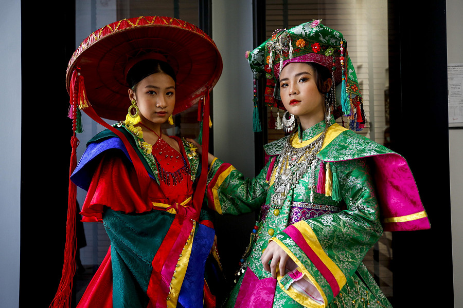 Bangkok (Thailandia). Due giovani modelle indossano le creazioni della casa d’abiti vietnamita Dac Ngoc in occasione della Thailand Fashion Week 2022. L’evento ha presentato le collezioni uomo e donna autunno/inverno 2022-2023 realizzate da brand emergenti e già affermati. 