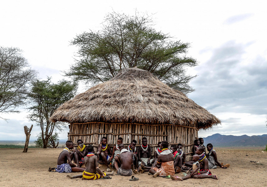 Alcune donne della tribù Kara (o Karo) nell'Etiopia meridionale che, con le sue 2.000 persone sparse in diversi villaggi, rappresenta il gruppo etnico più piccolo della regione