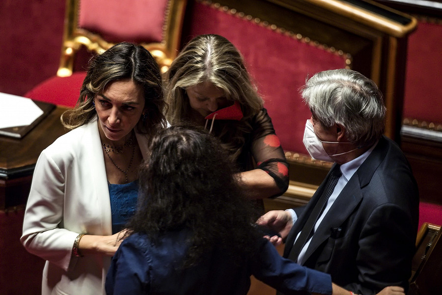 Mariolina Castellone (M5S) durante la discussione al Senato su dl aiuti il 14 luglio 2022