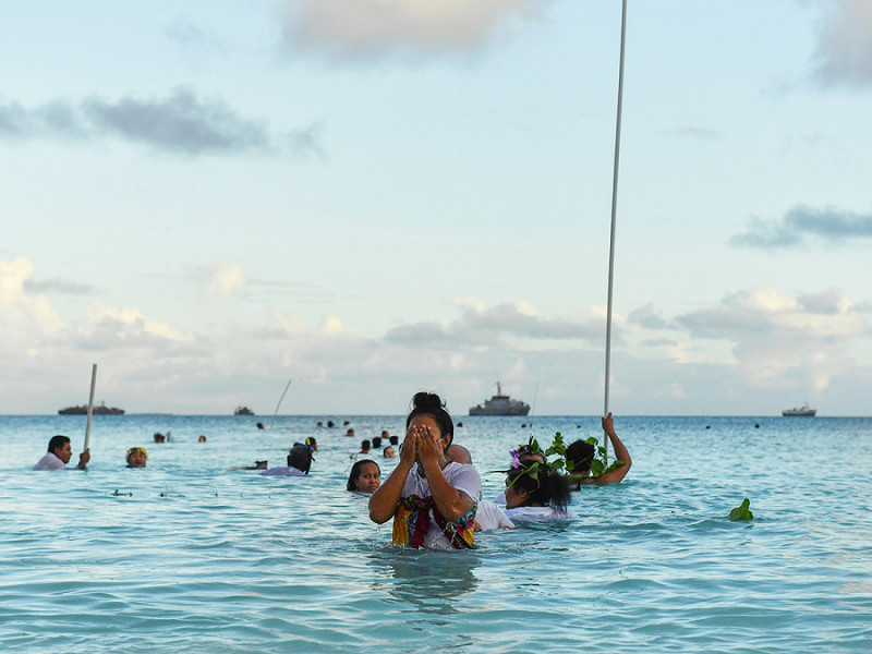 Alcune persone di Tuvalu durante una sessione di pesca tradizionale. Una delle prime vittime del cambiamento climatico e dell'aumento delle temperature oceaniche è la decimazione per gli stock ittici.