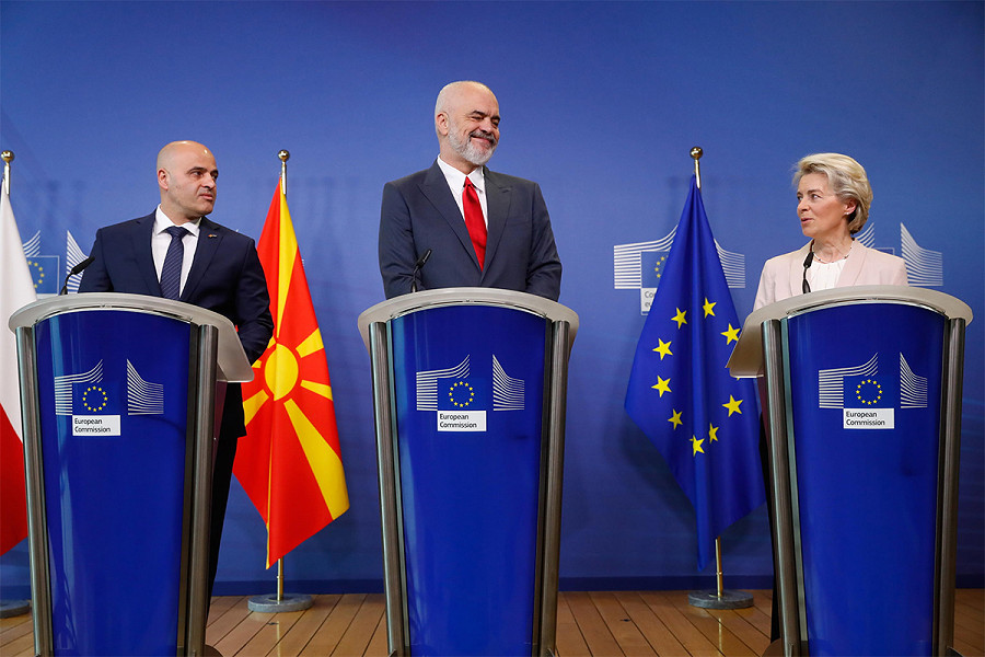 Il Primo Ministro della Macedonia del Nord Dimitar Kovacevski, dell'Albania Edi Rama e la Presidente della Commissione Europea Ursula von der Leyen durante una conferenza stampa congiunta al termine di un incontro sui primi negoziati per l'adesione all'Ue presso la Commissione Europea a Bruxelles, il 19 luglio 2022 