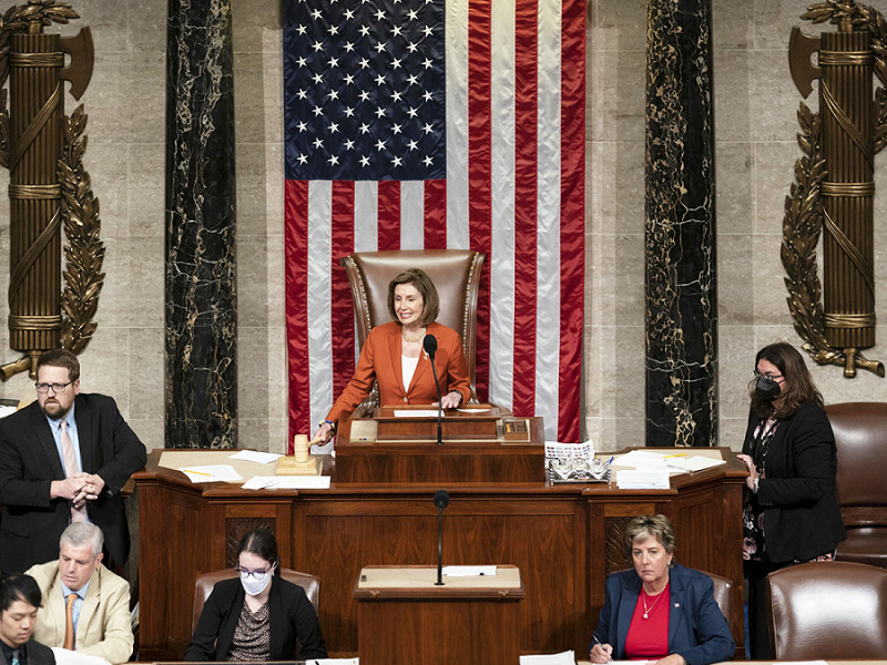 La presidente della Camera Nancy Pelosi mentre il Bipartisan Safer Communities Act passa alla Camera, il 24 giugno 2022.