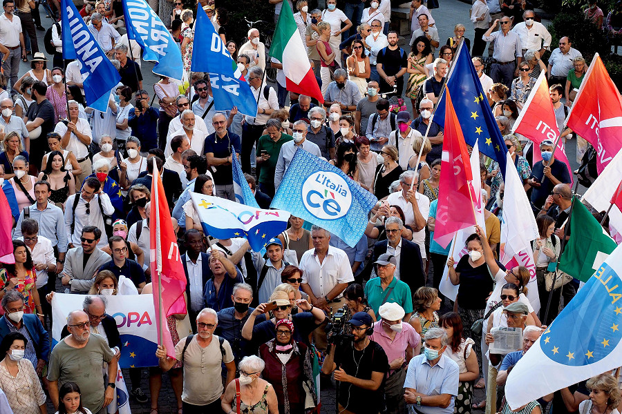 Cittadini ed esponenti di partiti diversi durante una manifestazione per sostenere Mario Draghi e chiedergli di andare avanti a guidare il governo, il 18 luglio 2022 in piazza Scala a Milano