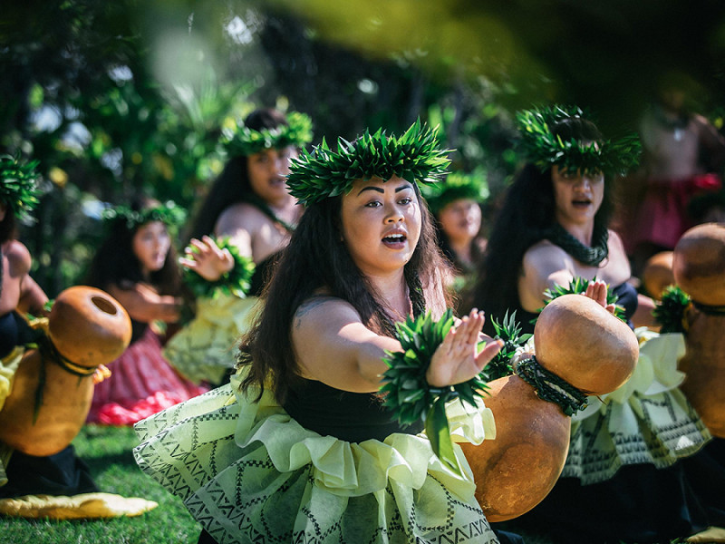 La performance dell'hula kahiko (antica danza tradizionale) a Kīlauea, vulcano attivo delle Hawaii