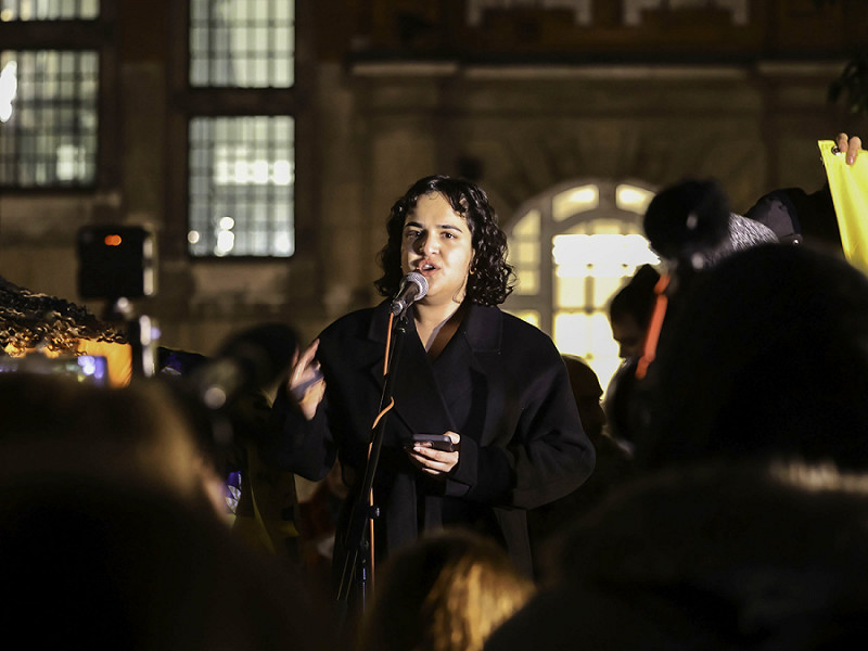 La parlamentare inglese Nadia Whittome nel gennaio 2022 durante una manifestazione contro il disegno di legge di polizia, criminalità, condanne e tribunali