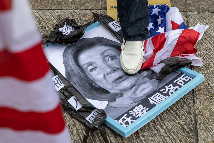 (Hong Kong, Cina). Un piede calpesta la finta foto funebre di Nancy Pelosi. Sono imperversate le proteste locali contro la visita a Taiwan della presidente della Camera degli Stati Uniti, alla testa di una delegazione del Congresso in viaggio nella regione indo-pacifica (EPA/JEROME FAVRE)