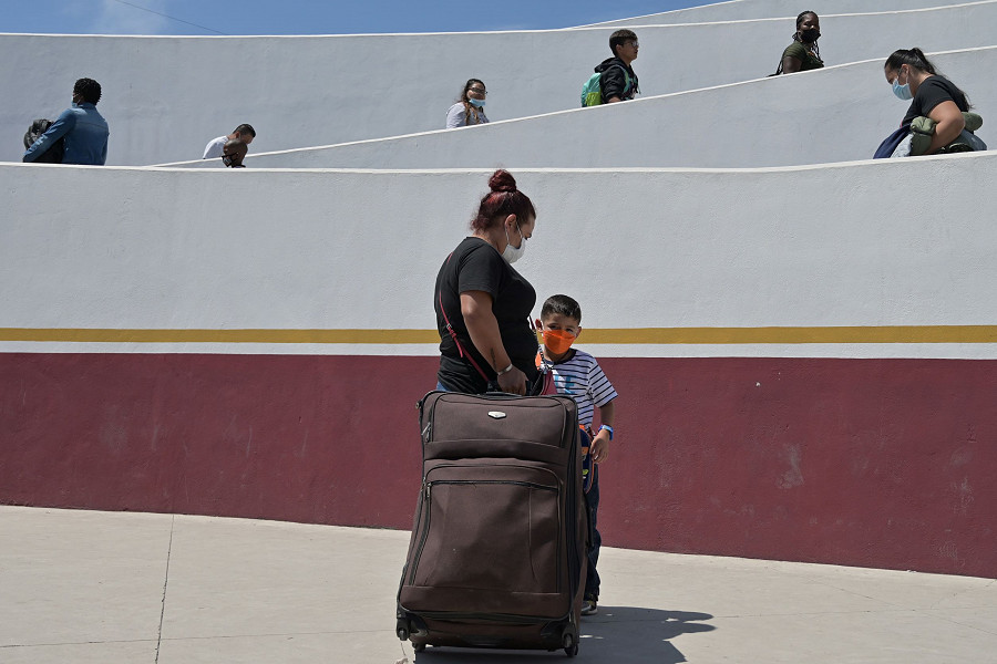 Tijuana (Messico). Migranti provenienti dall'America centrale, Messico ed Haiti hanno ottenuto la condizionale umanitaria a Tijuana per entrare negli Stati Uniti. 

