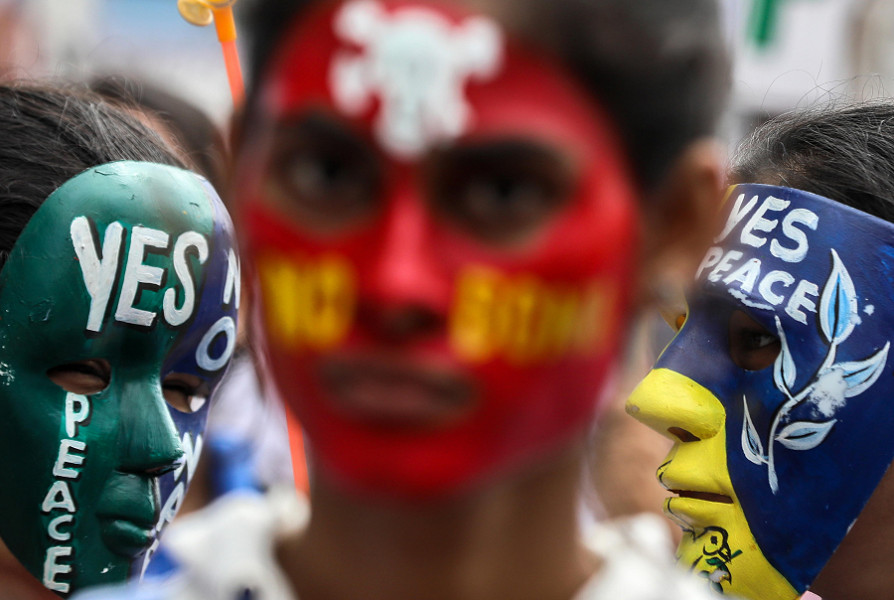 Mumbai (India). Alcuni studenti indiani indossano maschere con messaggi di pace sul volto durante la manifestazione per la pace "Hiroshima Day", nel 77° anniversario del bombardamento nucleare