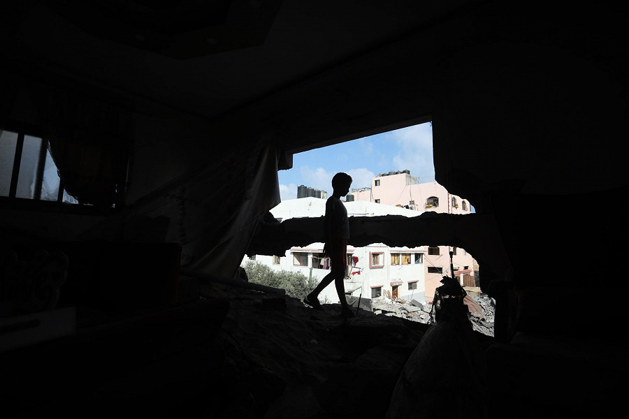 Un bambino camina all'interno di un edificio pesantemente danneggiato nella città di Gaza, in seguito al cessate il fuoco tra Israele e Palestinesi. La tregua ha posto fine a tre giorni di intense violenze transfrontaliere iniziate venerdì