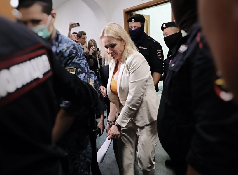 L'ex giornalista della TV di Stato russa Channel One, Marina Ovsyannikova, viene scortata per partecipare a un'udienza presso il tribunale del distretto di Basmanny a Mosca, Russia, l'11 agosto 2022. 