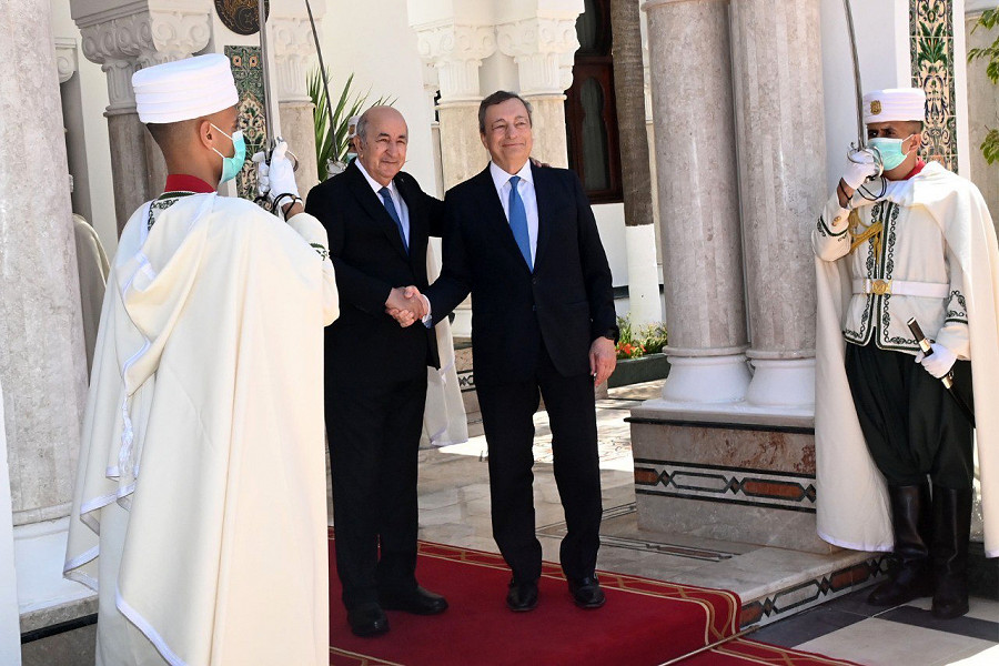 I primi ministri Abdelmadjid Tebboune e Mario Draghi durante un incontro, lo scorso luglio, al palazzo di El Mouradia, ad Algeri