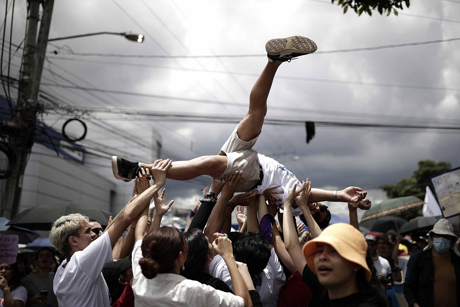 San Jose (Costa Rica). Studenti universitari in marcia verso la Casa Presidenziale per protestare contro i possibili tagli al bilancio. Il governo ha annunciato, dopo un incontro con i rettori, che non ridurrà più il budget delle università pubbliche del 23%. 