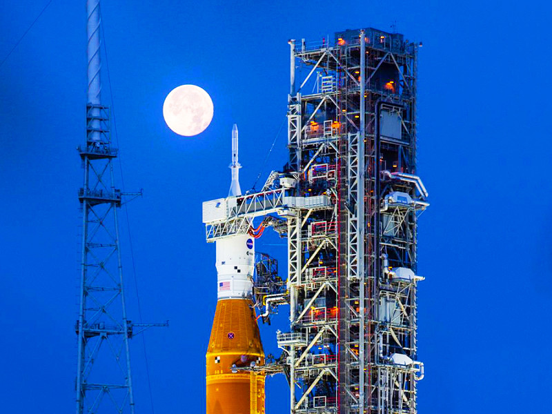 Il razzo Space Launch System con la navicella spaziale Orion a bordo del Kennedy Space Center della NASA in Florida