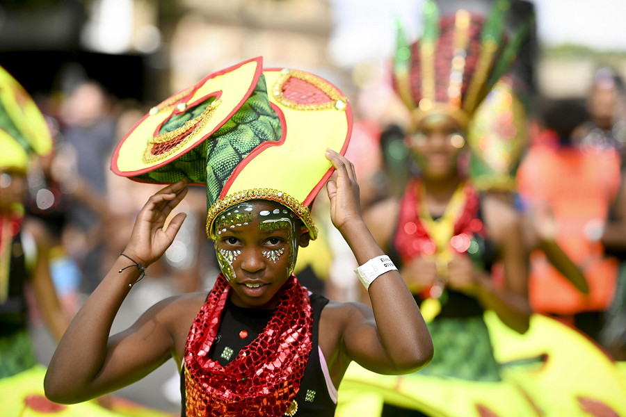 Londra (Regno Unito). Alcuni bambini in costume sfilano tra le vie di Notting Hill per il più grande carnevale di strada d'Europa, che torna nella capitale dopo due anni di pausa a causa della pandemia di coronavirus. Per la celebrazione del patrimonio caraibico è atteso più di un milione di persone.