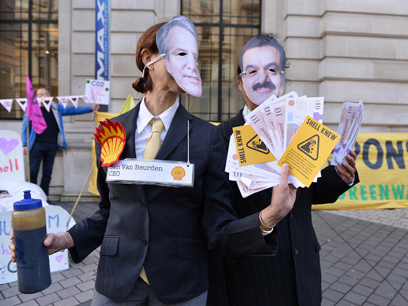 Attivisti di Extinction Rebellion a Londra nel 2021 durante una protesta davanti allo Science Museum, contro la sponsorizzazione  dell'istituto dalle società di combustibili fossili