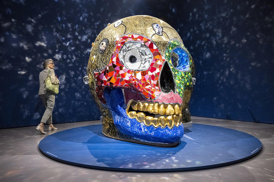 Zurigo (Svizzera). L’installazione “Skull - Meditation Room” dell’artista franco-statunitense Niki de Saint Phalle all’anteprima stampa della sua mostra, presso il Kunsthaus di Zurigo. Il museo ospiterà fino all’8 gennaio altre 100 sue opere. 