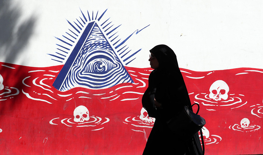Teheran (Iran). Una donna cammina davanti a un murale anti-USA sulla parete esterna dell'ex ambasciata statunitense nella capitale. I due Paesi si sono scambiati indirettamente, attraverso l'UE, le loro proposte sul nucleare con l'obiettivo di salvare l'accordo del 2015 con le potenze mondiali.