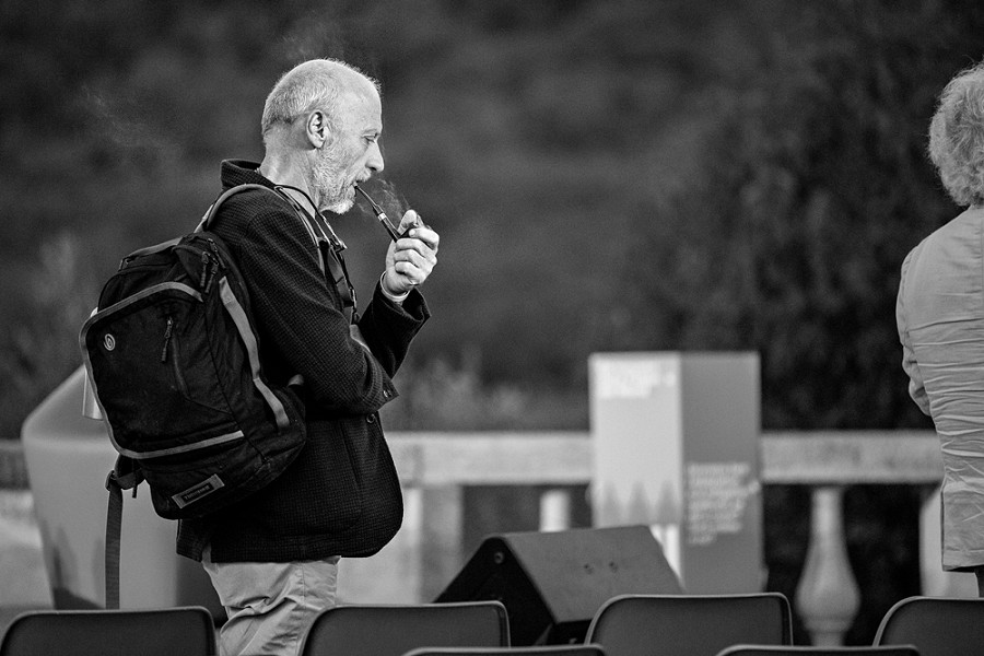 Marco Paolini, drammaturgo, regista, attore e produttore cinematografico di JoleFilm fuma la pipa durante un momento di pausa
