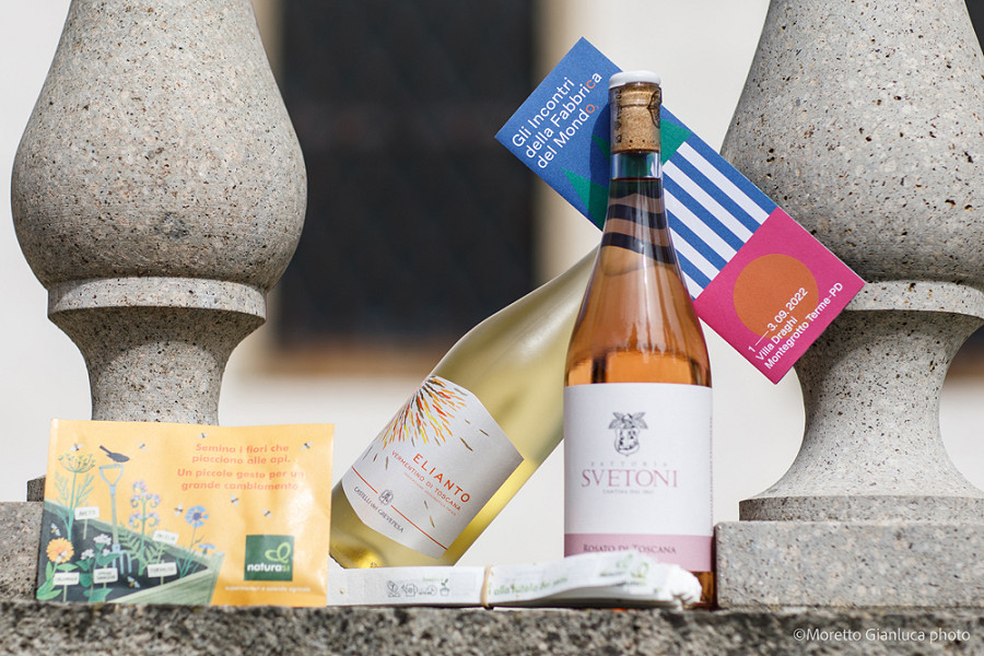 Alcuni degli sponsor tecnici del festival: NaturaSì con i suoi mix di semi da piantare e le aziende vinicole Fattoria Svetoni e Castelli del Grevepesa