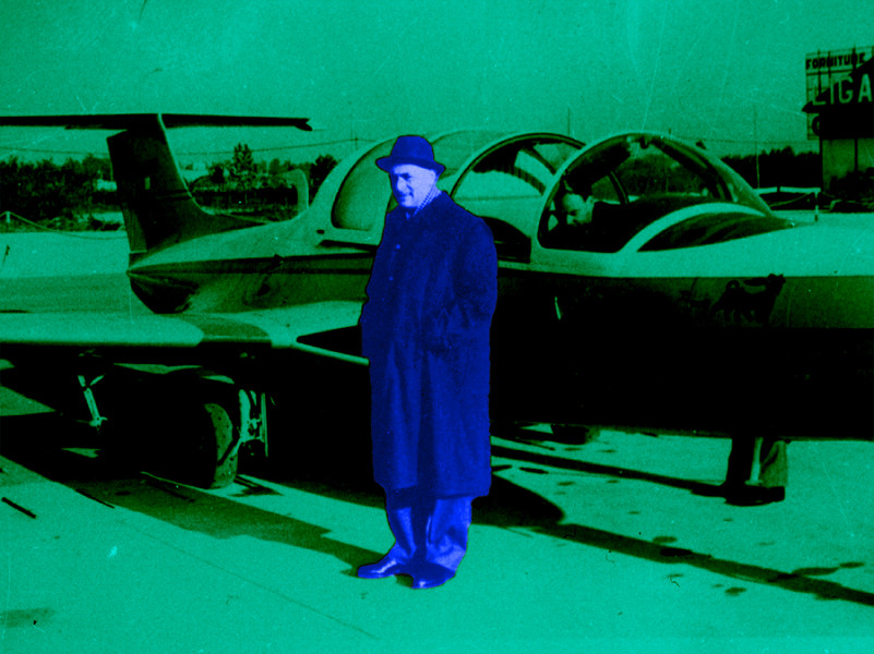 Enrico Mattei davanti al suo aereo con il simbolo dell'Agip
