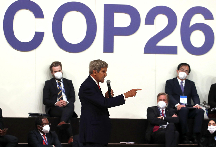 John Kerry, inviato presidenziale speciale per il clima degli Usa, durante il suo intervento al Mico convention center in occasione della Youth4climate del 2021