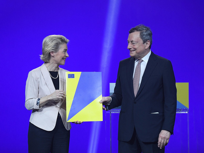 La presidente della Commissione europea Ursula von der Leyen consegna a Mario Draghi il "Next Generation EU recovery program of the European Union" nel giugno 2022