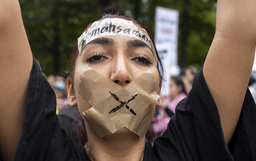 Una donna protesta contro le leggi severe dell'Iran in seguito alla morte di Mahsa Amini nei Paesi Bassi, il 23 settembre 2022