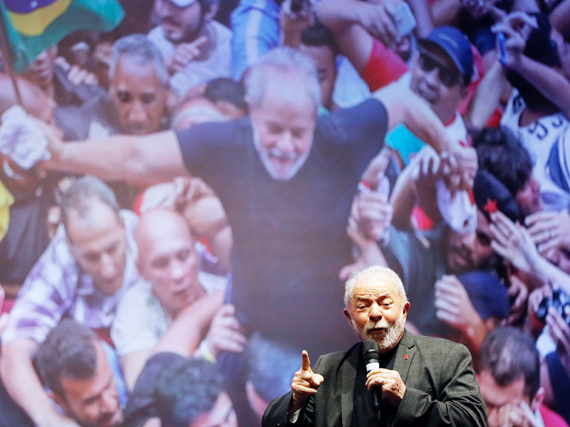 Luiz Inácio Lula da Silva durante un incontro con i leader dei movimenti sociali nel maggio 2022