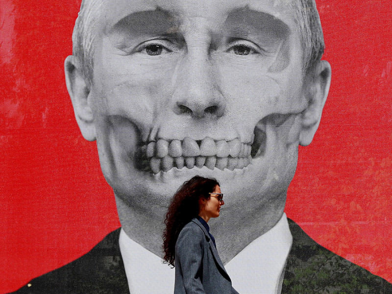 La rappresentazione di Vladimir Putin, parte di una mostra contro la guerra in King's Square, Bucarest, nell'aprile 2022