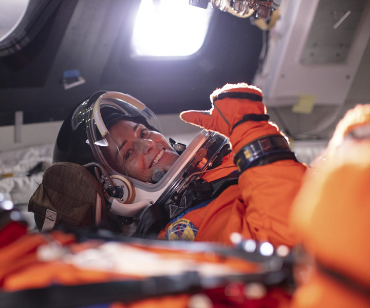 L'astronauta della NASA Nicole Mann alza il pollice dall'interno del mockup della capsula Orion al Johnson Space Center il 10 luglio 2019 a Houston, Texas.