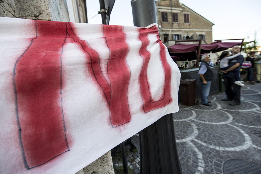 La manifestazione contro la discarica di Magliano Romano davanti il Comune di Castelnuovo di Porto dove si sono radunati i sindaci dei paesi limitrofi alla discarica, nell'ottobre 2014.