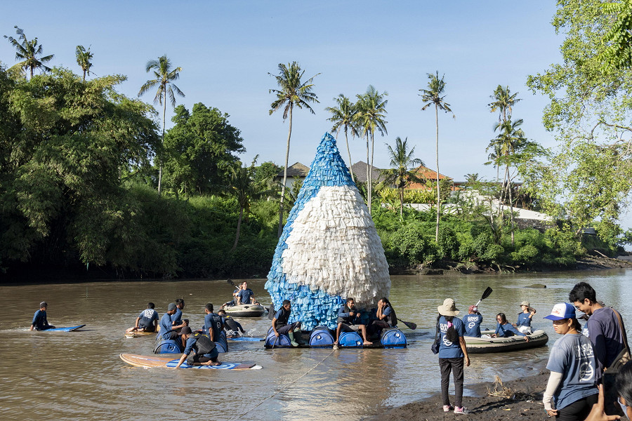 Attivisti ambientali indonesiani fanno galleggiare una goccia d'acqua fatta di rifiuti  di plastica in un fiume in occasione della Giornata mondiale dell'acqua, a Bali il 22 marzo 2022