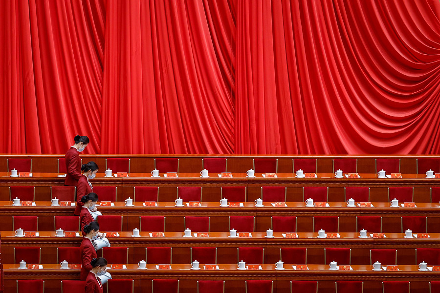 Pechino (Cina). Le hostess versano delle bevande durante la cerimonia di apertura del XX Congresso Nazionale del Partito Comunista Cinese presso la Grande Sala del Popolo: il Presidente Xi Jinping dovrebbe ottenere un terzo mandato di cinque anni (EPA/MARK R. CRISTINO)